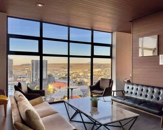 Downtown TJ Ave Revolucion 1BR Suite 10th floor - Tijuana - Living room