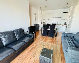 Super Grand Water Front View 2 Beds 2 Baths - Dublín - Sala de estar