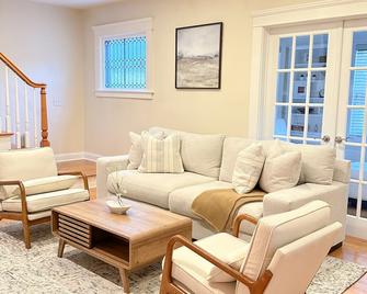 7 Mins drive to Yale, Large fenced yard - New Haven - Living room