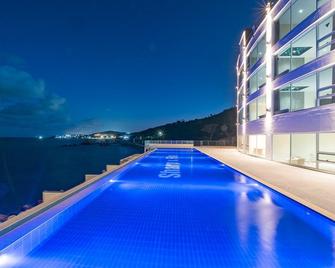 Sharp & Flat Hotel - Gyeongju - Zwembad
