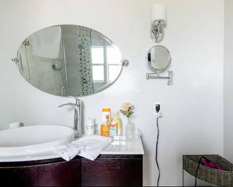 Self check-in Private master room/ bath in charming Sunrise - Sunrise