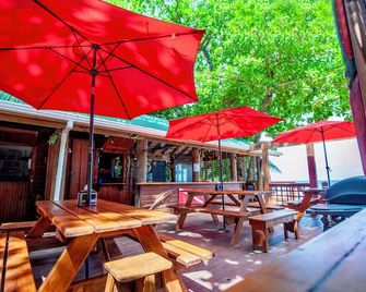 Stay & Dive with Beautiful Ocean Views, steps to the waters edge! - Sandy Bay - פטיו