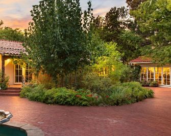 Casa Blanca Inn and Suites - Farmington