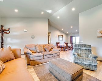 포트홀스 주립공원까지 반 마일, 매력적인 홈 - 오델로 - 거실