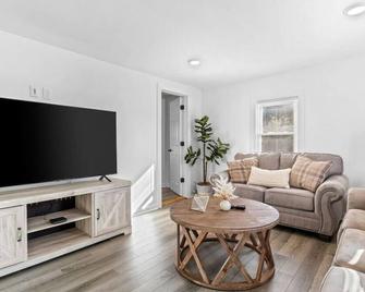 Warm & Welcoming 5br Home - South Burlington - Living room