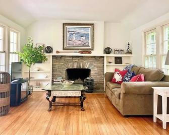 Charming Bunk Cottage on Beautiful Bay Beach! - Fort Erie - Sala de estar