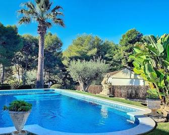 Catalunya Casas Superb Traditional Elegance walking distance to beach - Cunit - Piscina
