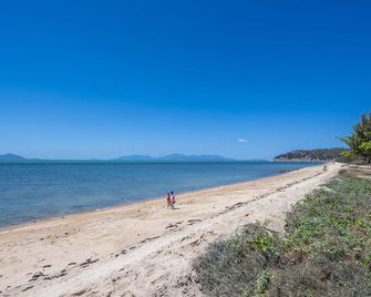 Sandy Decks - Nelly Bay - Strand