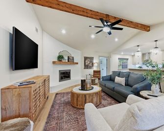 Cozy, Super Nice! Country Quiet Neighborhood, Roomy Kitchen and Private Hot Tub - Denison - Obývací pokoj