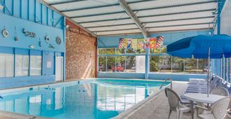 Americas Best Value Inn & Suites Hyannis Cape Cod - Hyannis - Pool