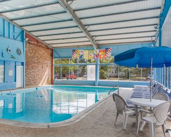 Americas Best Value Inn & Suites Hyannis Cape Cod - Hyannis - Svømmebasseng
