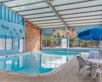 أميريكاز بيست فاليو إن آند سويتس هيانيس كيب كود - هيانيس - حوض السباحة