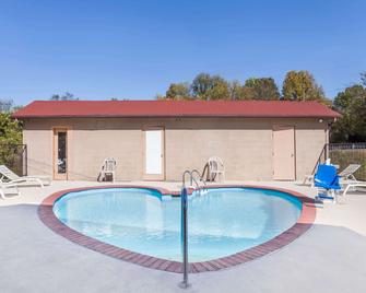 Travelodge by Wyndham Clarksville - Clarksville - Bazén
