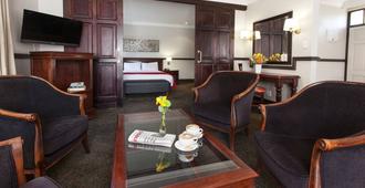 Court Classique Suite Hotel - Pretoria - Oturma odası