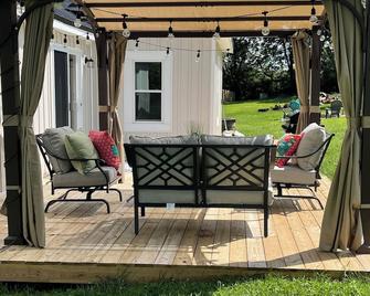 Cozy farmhouse family friendly with fire pit and grill, within hour to Keeneland - Paris - Patio