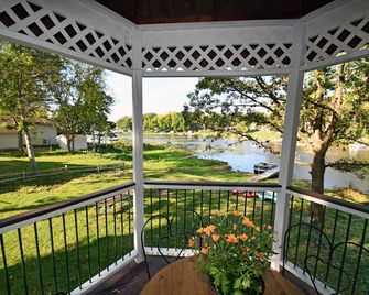 Kayaks - Firepit - Dock - Fishing & more! - 린드스트롬 - 발코니