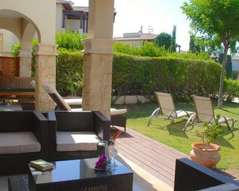 2 bedroom Apartment Kalypso with private garden, Aphrodite Hills Resort - Kouklia - Patio