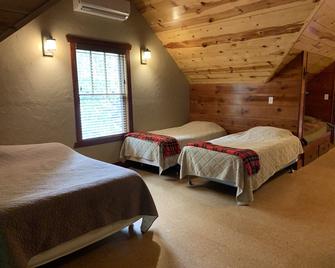Lake cabin sleeps 14, 3 bedrooms in Barnes WI. - Solon Springs - Habitación