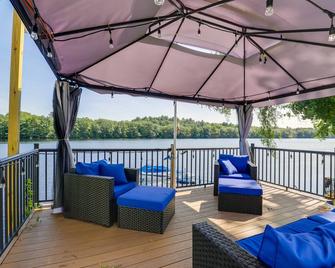 Riverfront New Hampshire Cottage w/ Boat Dock - Manchester - Balcony
