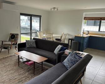 Well appointed family friendly bach - 213B Tuck Rd - Whangamata - Sala de estar