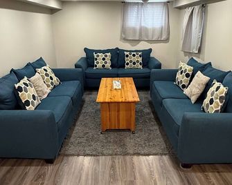 Family-Friendly 2BR – Close to all Niagara Falls Attractions - Niagara Falls - Living room