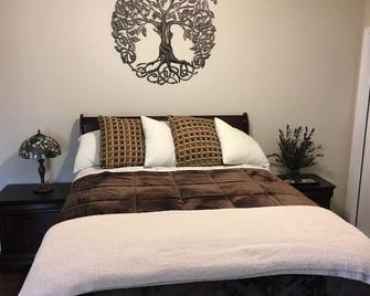 1br 1ba Quiet Country Cottage - Pet Friendly - Cottonwood - Bedroom