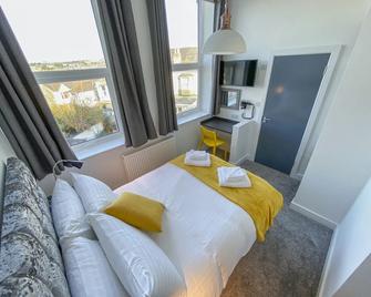 2 Bed- Victoria by Pureserviced - Plymouth - Bedroom
