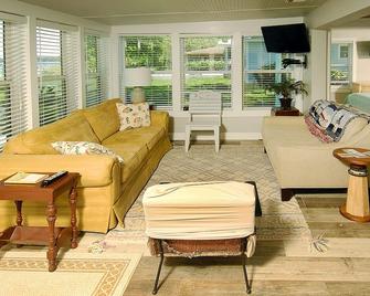 Fantastic Rates! Book Now And Save Beautiful Bay Front Cottage! - Lillian - Living room