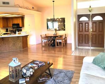 Desert Western House near Wine Country - Hemet - Living room