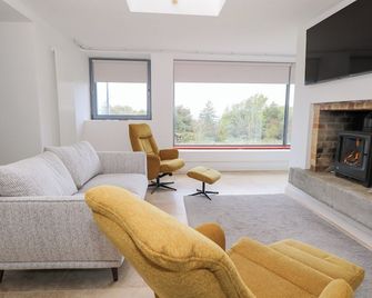 Sruthan Lodge, Pet Friendly in Drumshanbo, County Leitrim - Ballinamore - Вітальня