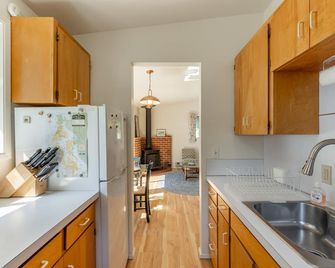 Mutiny Bay Waterfront Cabin by AvantStay Views - Freeland - Kitchen