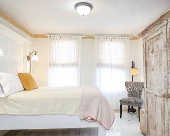 The Charlotte Hotel & Restaurant - Onancock - Bedroom