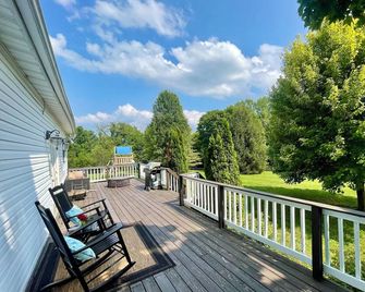 Cozy family friendly farmhouse, minutes from Brookville lake. - Brookville - Balcón