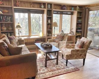 Breathtaking Mountaintop Retreat - Evergreen - Living room