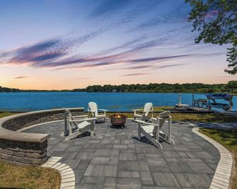 Landmark Lakehouse - luxury living in PLX - Akron - Binnenhof