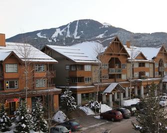 Marketplace Lodge #2H5 | Hotel Room with Queen Bed and Balcony - Whistler - Gebouw