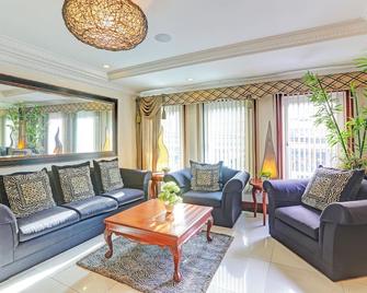 Townhouse Oak Vip Suites Near Pnr Pasay Evangelista Makati Manila - Manila - Living room