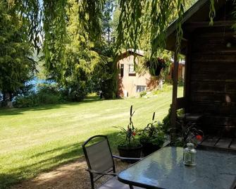 Historic Log Cabin & with RV space at White Lake with optional lakeside sauna - Sorrento - Патіо