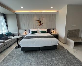 Arni Skye Hotel - Phra Pradaeng - Bedroom