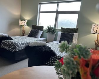 Sow and Piglets Guesthouse - Hostel - Port Campbell