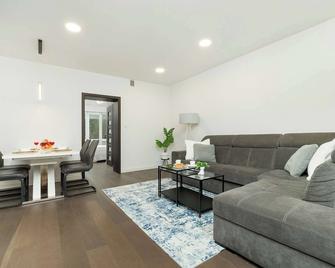 Modern Apartment With Smarttv & Wifi By Noclegi Renters - Łódź - Living room
