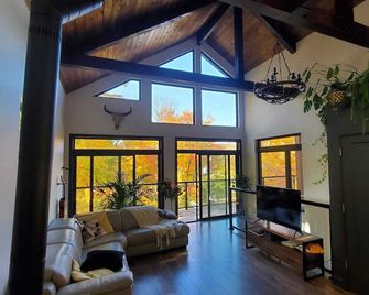 Chalet Ski Bromont: Elegant, Cozy and Convenient - Bromont - Living room