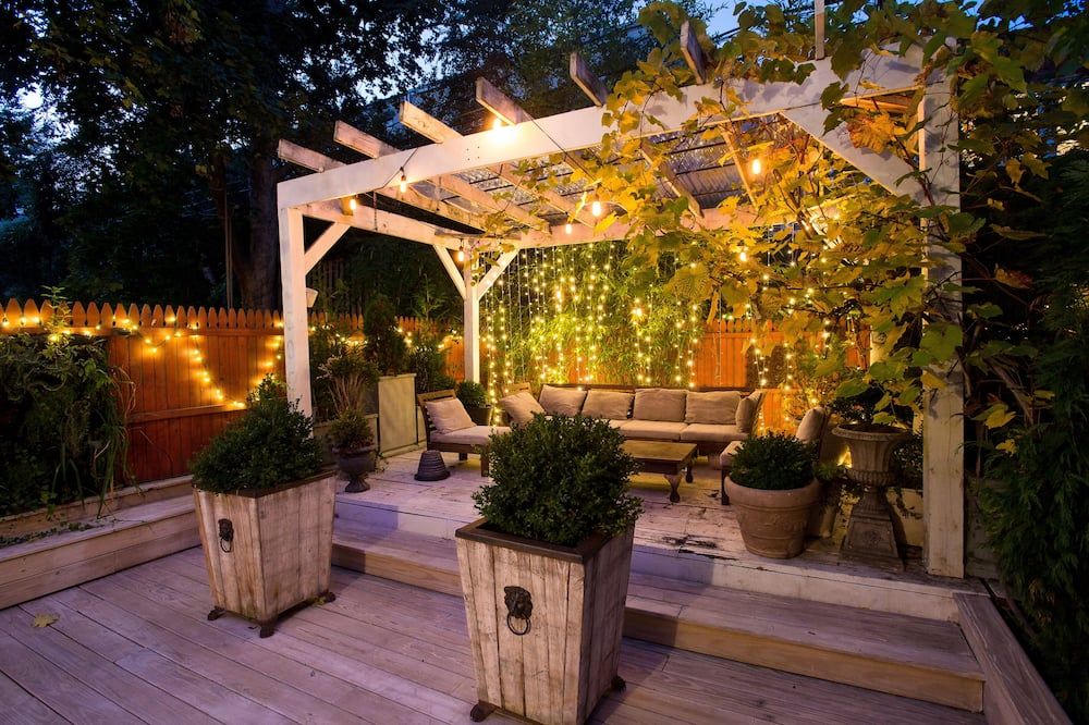 Pet/dog Friendly Brownstone Apartment with wifi and coffee. Private backyard - ניו יורק - פטיו