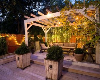 Pet/dog Friendly Brownstone Apartment with wifi and coffee. Private backyard - New York - Uteplats