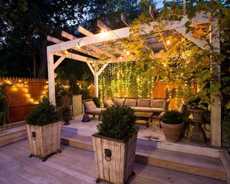 Pet/dog Friendly Brownstone Apartment with wifi and coffee. Private backyard - ניו יורק - פטיו