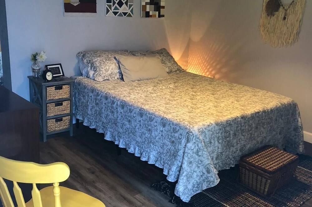 Private Studio Cabin steps from Calle 8 - Miami - Bedroom