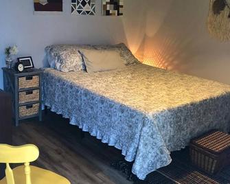 Private Studio Cabin steps from Calle 8 - Miami - Schlafzimmer