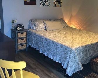 Private Studio Cabin steps from Calle 8 - Miami - Bedroom