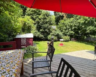 Sunnyhaven Retreat: 3 Bedrooms, 2-Car Bliss, Expansive Backyard Joy - Newmarket - Patio