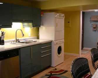 Studio Apt. Lake of the Isles Inn Uptown Minneapolis Furnished Monthly Rental - Minneapolis - Kitchen